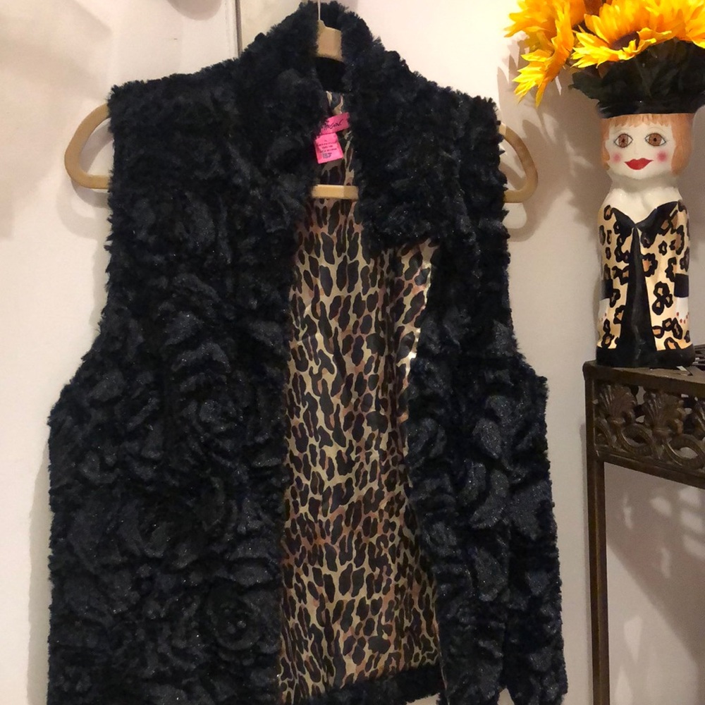 Betsy Johnson loversVintagefaux  fur-like vest embossed w black shimmery roses. - Picture 4 of 10